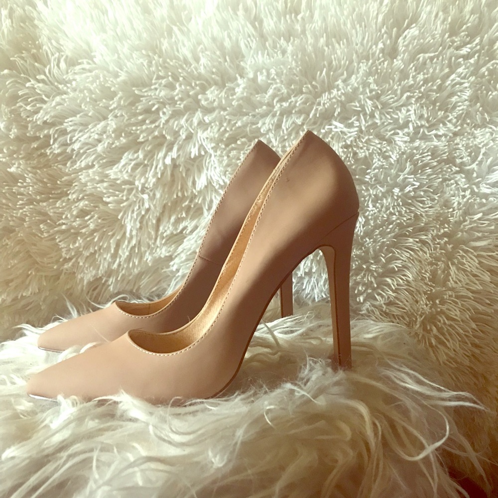 Neutral pump heel ,4in heel, Gently used worn once